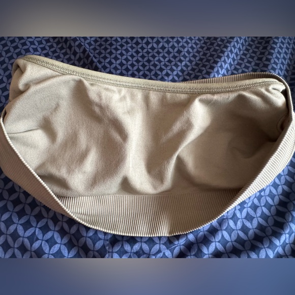 28…NWOT Athleta
Olive Green
Sports Bra tank top Large - Picture 7 of 7